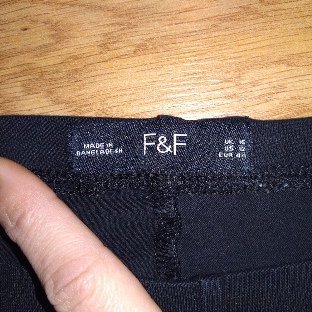 🚨⚠️ F & F Large Capri Leggings🚨⚠️ - Picture 3 of 3